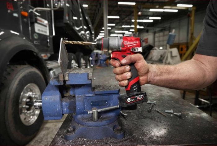 Дрель-шуруповёрт аккумуляторная бесщёточная MILWAUKEE M12 FDD2-0 (37/45Нм) (каркас)