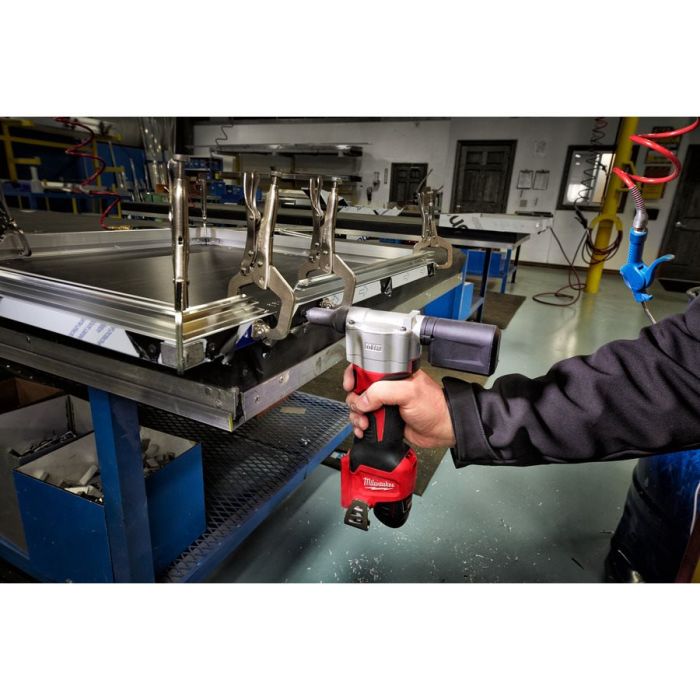 Заклепочник аккумуляторный MILWAUKEE M12 BPRT-201X Ø закл. 2,4-4,8мм (ЗУ+1акХ2ач+HDкейс)