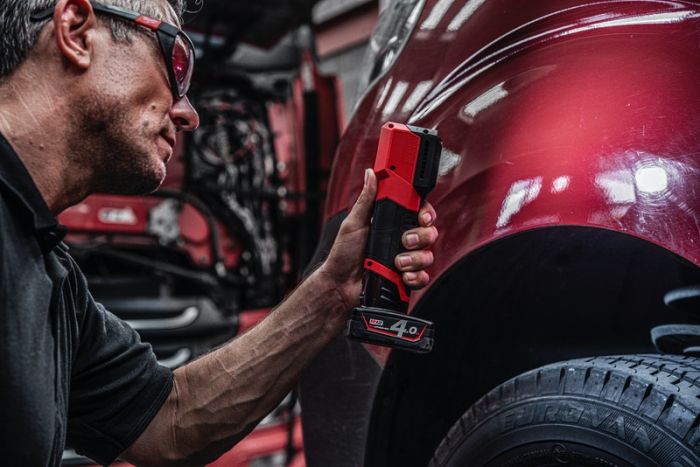 Фонарь светодиодный аккумуляторный для цветоподбора MILWAUKEE M12 CML-401 (ЗУ+1акк.Х4Ач)