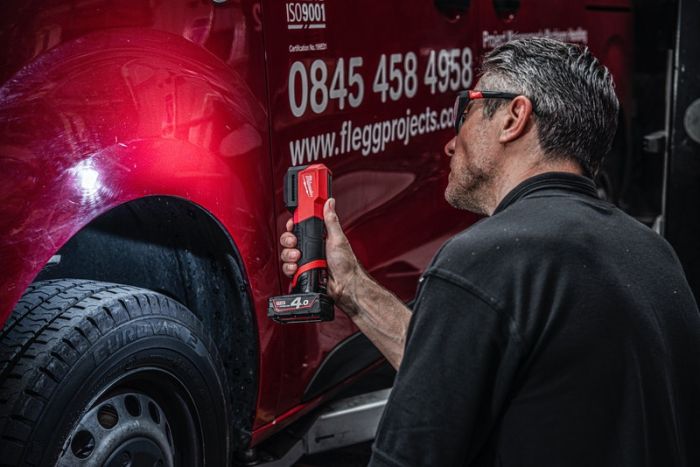 Фонарь светодиодный аккумуляторный для цветоподбора MILWAUKEE M12 CML-401 (ЗУ+1акк.Х4Ач)