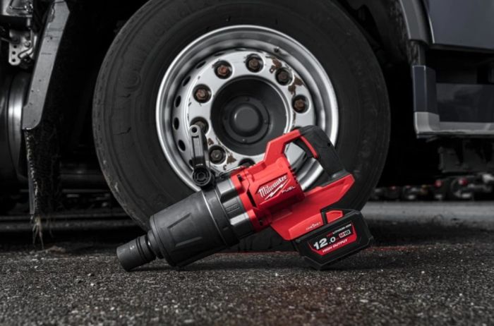 Гайковерт аккумуляторный бесщеточный MILWAUKEE 1'' (2711Нм) M18 ONEFHIWF1DS-121C, с кольцом(ЗУ+1ак.)