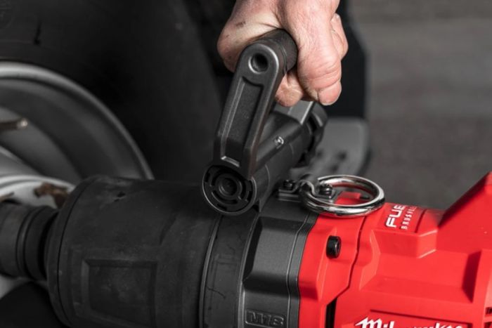 Гайковерт аккумуляторный бесщеточный MILWAUKEE 1'' (2711Нм) M18 ONEFHIWF1DS-121C, с кольцом(ЗУ+1ак.)
