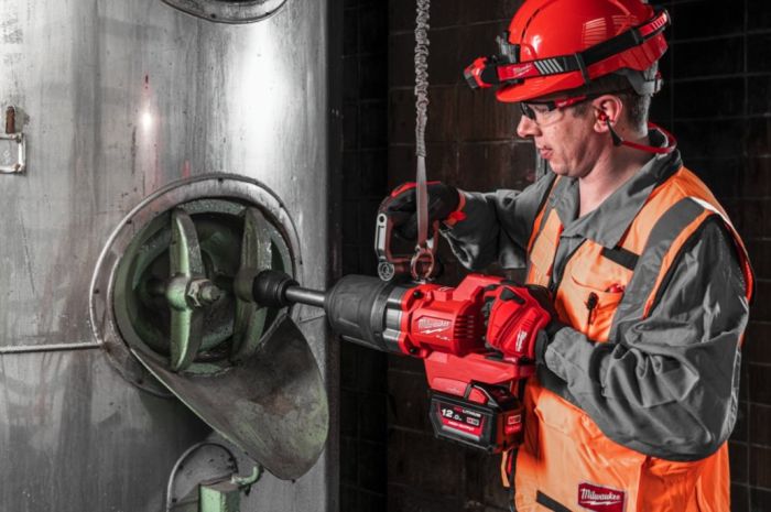 Гайковерт аккумуляторный бесщеточный MILWAUKEE 1'' (2711Нм) M18 ONEFHIWF1D-0C, с кольцом (каркас)