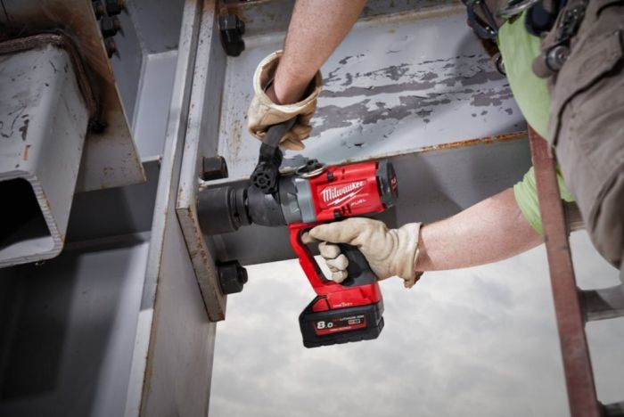 Гайковерт аккумуляторный бесщеточный MILWAUKEE 1'' (2400Нм) M18 ONEFHIWF1-0X, с кольцом (каркас)