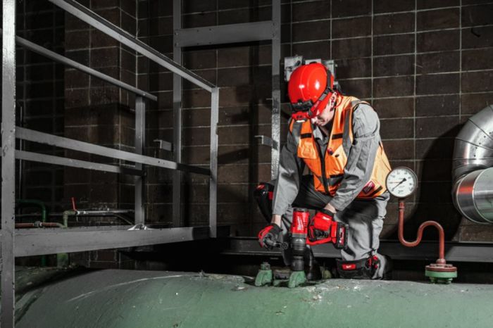Гайковерт аккумуляторный бесщеточный MILWAUKEE 1'' (2400Нм) M18 ONEFHIWF1-0X, с кольцом (каркас)