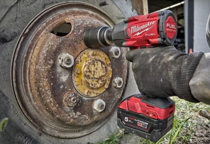Гайковерт аккумуляторный бесщёточный MILWAUKEE 1/2" (881 Нм) M18 FMTIW2F12-502X,с кольцом