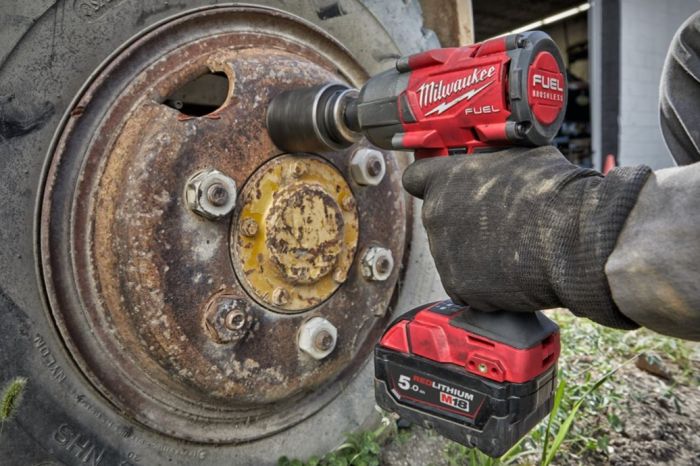 Гайковерт аккумуляторный бесщёточный MILWAUKEE 1/2" (881 Нм) M18 FMTIW2F12-502X,с кольцом