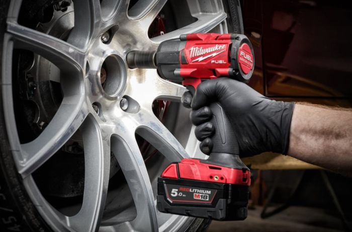 Гайковерт аккумуляторный бесщёточный MILWAUKEE 1/2" (881 Нм) M18 FMTIW2F12-502X,с кольцом