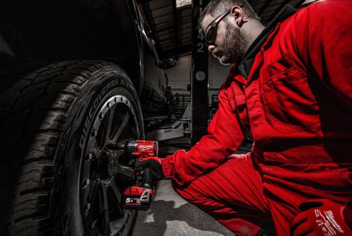 Гайковерт аккумуляторный бесщёточный MILWAUKEE 1/2" (881 Нм) M18 FMTIW2F12-502X,с кольцом