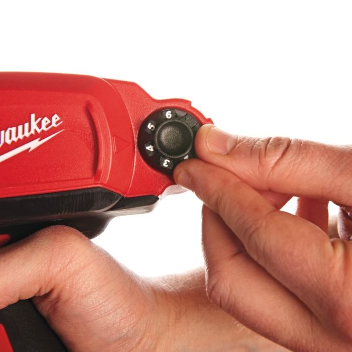 Пистолет для герметика аккумуляторный MILWAUKEE M12 PCG/310C-201B (310мл) (ЗУ+1акк.Х2Ач+сумка)