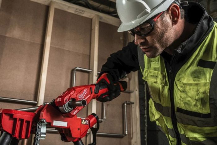 Труборез аккумуляторный по нержавеющей стали MILWAUKEE M12 PCSS-202C (ЗУ+2акк.Х2Ач+кейс)