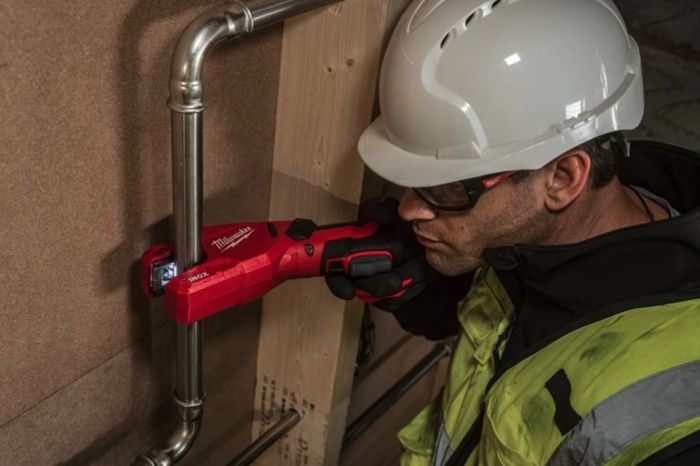 Труборез аккумуляторный по нержавеющей стали MILWAUKEE M12 PCSS-202C (ЗУ+2акк.Х2Ач+кейс)