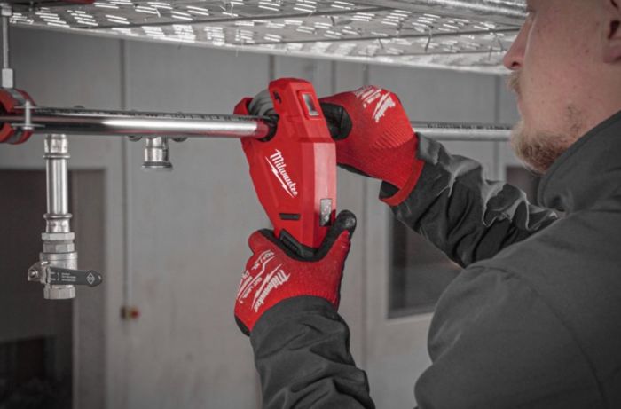 Труборез аккумуляторный по нержавеющей стали MILWAUKEE M12 PCSS-202C (ЗУ+2акк.Х2Ач+кейс)