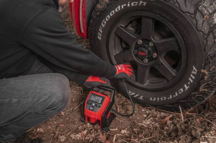 Компрессор аккумуляторный для накачки колес MILWAUKEE M12 BI-0 (каркас)