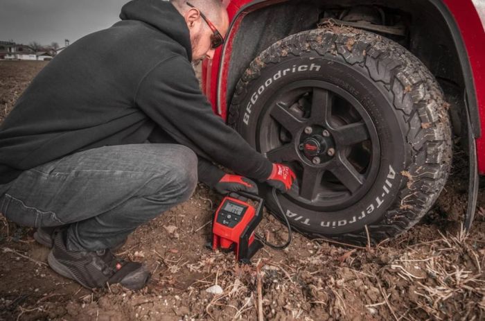 Компрессор аккумуляторный для накачки колес MILWAUKEE M12 BI-0 (каркас)