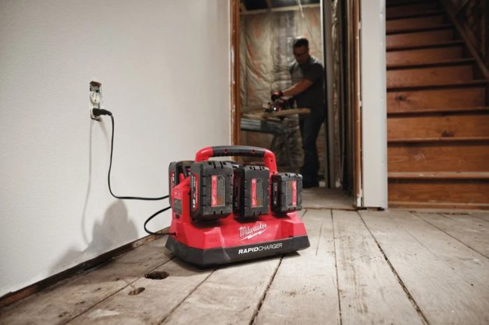 Зарядное устройство MILWAUKEE M18 PC6 (на 6 акк.) PACKOUT, (замена на 4932498551)