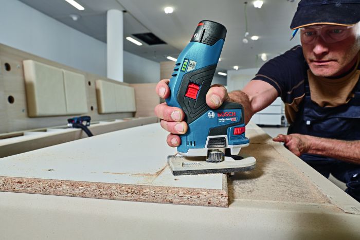 АК. ФРЕЗЕР Bosch GKF 12V-8 2х3.0 Ач Professional (06016B0000)