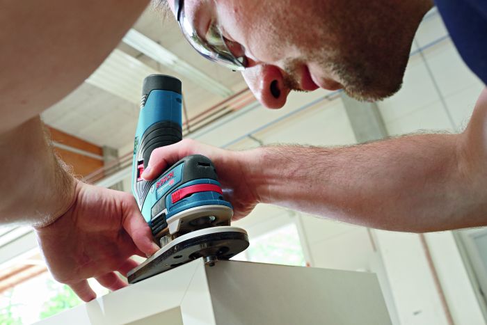 АК. ФРЕЗЕР Bosch GKF 12V-8 2х3.0 Ач Professional (06016B0000)