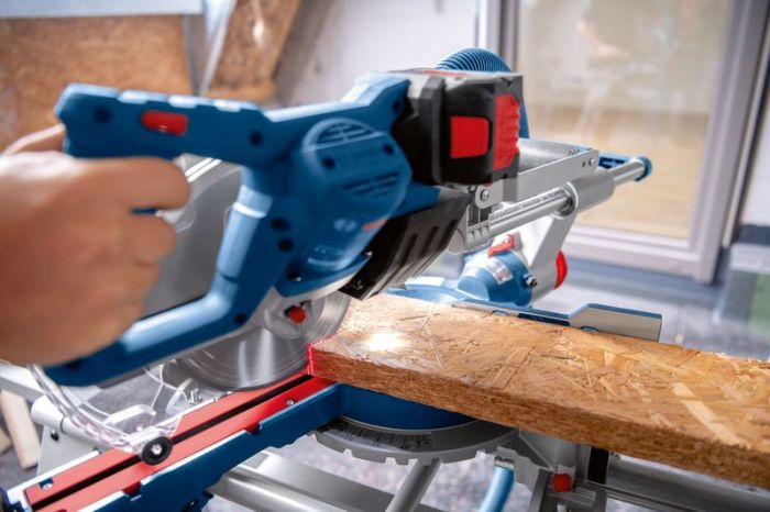 АК торцювальна пила Bosch GCM 18V-216 D Professional (0601B51000)