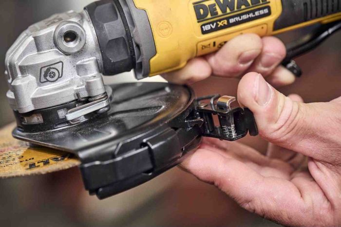 Шліфмашина кутова - болгарка акумуляторна безщіткова DeWALT DCG404NT