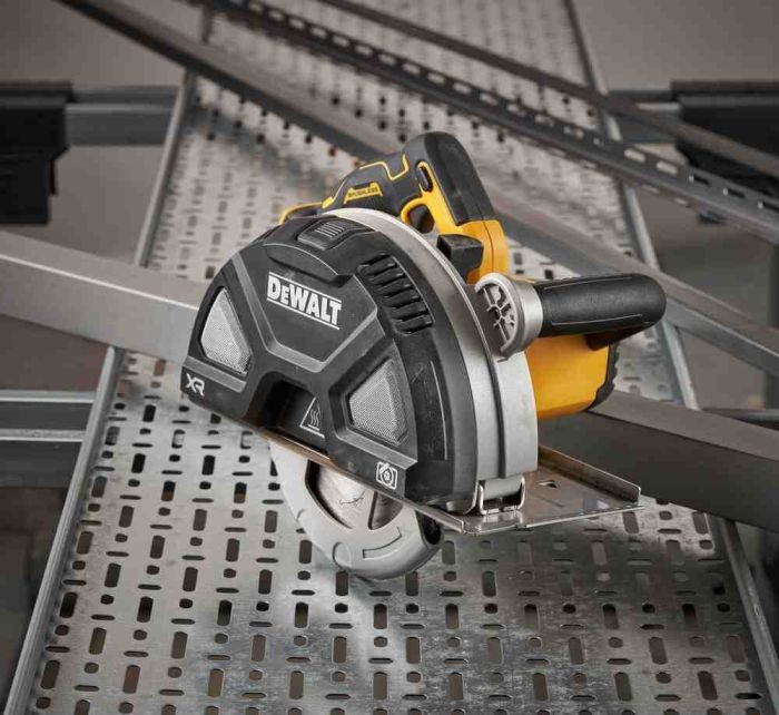 Пилка дискова по металу акумуляторна DeWALT DCS383N