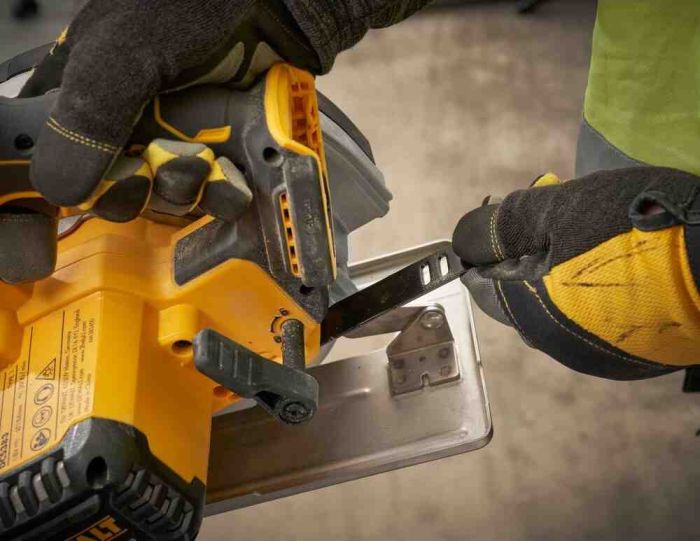 Пилка дискова по металу акумуляторна DeWALT DCS383N