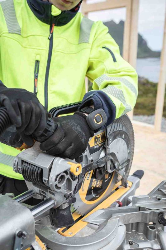 Пилка торцювальна акумуляторна безщіткова DeWALT DCS782N