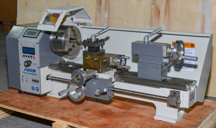 Верстат токарно-гвинторізний FDB Maschinen Turner 210x400 VE