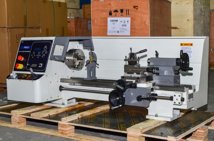 Верстат токарно-гвинторізний FDB Maschinen Turner 300x750 WE-DPA