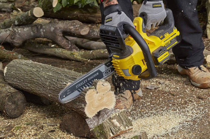 Акумуляторний набір STANLEY FATMAX V20: Ланцюгова пила SFMCCS630 та Потужний тример SFMCST933
