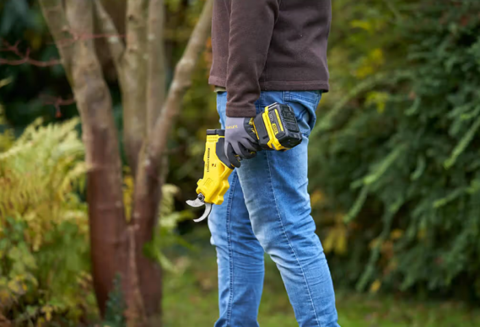 Акумуляторний набір STANLEY FATMAX V20: Ланцюгова пила SFMCCS630 та Садовий секатор SFMCPP32