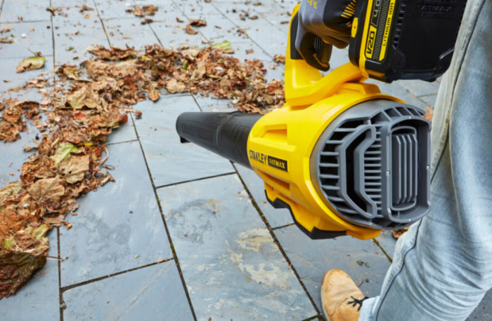 Акумуляторний набір STANLEY FATMAX V20: Самохідна газонокосарка SFMCMWS251 та Потужна повітродувка SFMCBL7