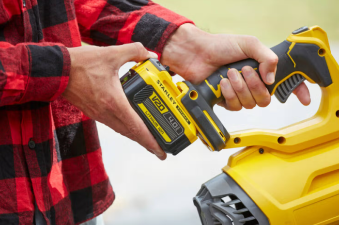 Акумуляторний набір STANLEY FATMAX V20: Самохідна газонокосарка SFMCMWS251 та Потужна повітродувка SFMCBL7